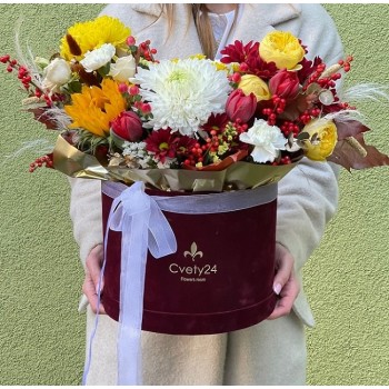 Композиция в шляпной коробке из сезонных цветов  "Бордо"